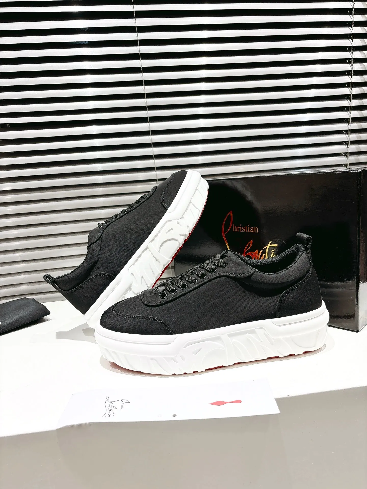 👟👟Ex-factory price 640👟👟 ╔Low-top canvas thick-soled sneakers-black╗ ·Top version customization·2025𝐬𝐬 𝑪𝒉𝒓𝒊𝒔𝒕𝒊𝒂𝒏 𝑳𝒐𝒖𝒃𝒐𝒖𝒕𝒊𝒏 Maison Christian Louboutin Choukario low-top sneakers with an urban feel. Featuring laces and a heel tab at the top, this sneaker is made entirely of Smoke Gray nylon for a softer construction. It features an embossed sole made of environmentally friendly biosourced EVA. ▪️No matter the last type, fabric, diamonds, nails, lining, outsole, it is as close as possible to ZP... ▪️The original sole is specially provided by the original factory ▪️The lining is imported water-dyed cowhide ▪���Private customization time is about 3-7 days —————— Size: Men's 39M-46M